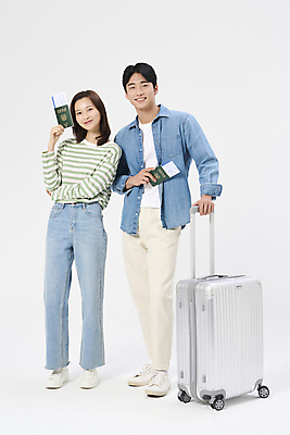 포토 JPG 스튜디오촬영 전신 여자 남자 여행 포즈 휴가 미소 들기 20대 성인 두명 앞모습 청춘 캐리어 한국인 자유 잡기 항공권 여권 설레임 성인만 국내포토 감정 뷰포인트 컨셉 모션 실내 표정 사람 동양인 청년 여행가방 티켓 파일형식