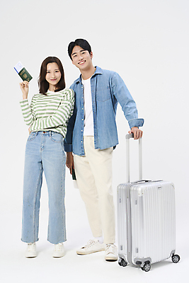포토 JPG 스튜디오촬영 전신 여자 남자 여행 휴가 미소 들기 20대 성인 두명 앞모습 청춘 캐리어 한국인 자유 잡기 항공권 여권 성인만 국내포토 뷰포인트 컨셉 모션 실내 표정 사람 동양인 청년 여행가방 티켓 파일형식