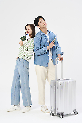 포토 JPG 스튜디오촬영 전신 여자 남자 여행 휴가 들기 20대 성인 두명 옆모습 청춘 캐리어 기댐 한국인 자유 올려보기 가리킴 잡기 항공권 여권 성인만 국내포토 뷰포인트 컨셉 모션 실내 사람 동양인 손짓 청년 여행가방 티켓 파일형식
