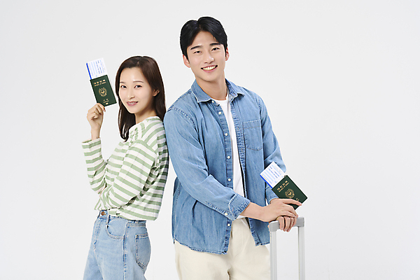 포토 JPG 스튜디오촬영 여자 남자 여행 휴가 미소 들기 상반신 20대 성인 두명 앞모습 옆모습 청춘 한국인 자유 잡기 항공권 여권 성인만 국내포토 뷰포인트 컨셉 모션 실내 표정 사람 동양인 청년 티켓 파일형식