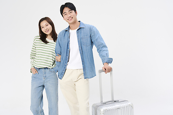 포토 JPG 스튜디오촬영 여자 남자 여행 휴가 미소 상반신 20대 성인 두명 앞모습 청춘 팔짱 캐리어 한국인 자유 잡기 주머니손 성인만 국내포토 뷰포인트 컨셉 모션 실내 표정 사람 동양인 청년 여행가방 파일형식