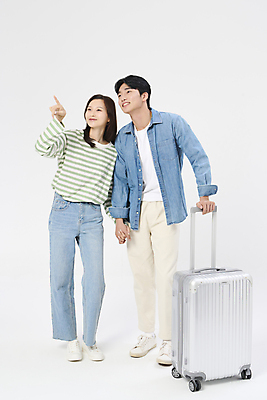 포토 JPG 스튜디오촬영 전신 응시 여자 남자 여행 휴가 20대 성인 두명 앞모습 청춘 캐리어 손잡기 한국인 자유 가리킴 잡기 성인만 국내포토 시선 뷰포인트 컨셉 모션 실내 사람 동양인 손짓 청년 여행가방 파일형식