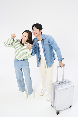 포토 JPG 스튜디오촬영 전신 응시 여자 남자 여행 휴가 20대 성인 두명 앞모습 옆모습 청춘 캐리어 손잡기 한국인 자유 가리킴 잡기 성인만 국내포토 시선 뷰포인트 컨셉 모션 실내 사람 동양인 손짓 청년 여행가방 파일형식