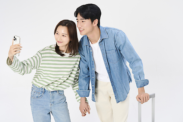포토 JPG 스튜디오촬영 응시 여자 남자 여행 휴가 미소 들기 상반신 20대 성인 두명 앞모습 옆모습 스마트폰 청춘 손잡기 한국인 자유 잡기 셀프카메라 성인만 국내포토 시선 뷰포인트 컨셉 모션 실내 표정 사람 동양인 청년 핸드폰 스마트기기 사진촬영 파일형식