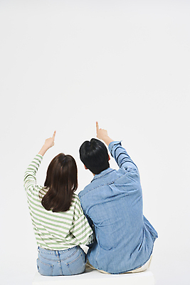 포토 JPG 스튜디오촬영 여자 남자 여행 휴가 앉기 상반신 20대 성인 두명 뒷모습 청춘 팔짱 한국인 자유 가리킴 성인만 국내포토 뷰포인트 컨셉 모션 실내 사람 동양인 손짓 청년 파일형식