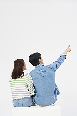 포토 JPG 스튜디오촬영 응시 여자 남자 여행 휴가 앉기 상반신 20대 성인 두명 뒷모습 청춘 팔짱 한국인 자유 가리킴 성인만 국내포토 시선 뷰포인트 컨셉 모션 실내 사람 동양인 손짓 청년 파일형식