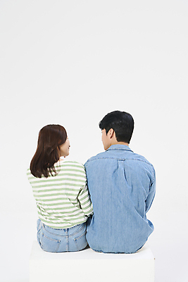 포토 JPG 스튜디오촬영 여자 남자 여행 휴가 앉기 상반신 20대 성인 두명 뒷모습 청춘 마주보기 팔짱 한국인 자유 성인만 국내포토 뷰포인트 컨셉 모션 실내 사람 동양인 청년 파일형식