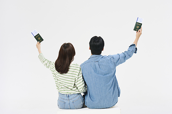포토 JPG 스튜디오촬영 여자 남자 여행 휴가 들기 앉기 상반신 20대 성인 두명 뒷모습 청춘 팔짱 한국인 자유 항공권 여권 성인만 국내포토 뷰포인트 컨셉 모션 실내 사람 동양인 청년 티켓 파일형식