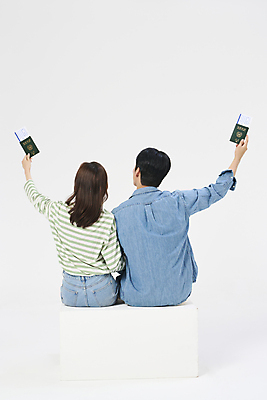포토 JPG 스튜디오촬영 여자 남자 여행 휴가 들기 앉기 상반신 20대 성인 두명 뒷모습 청춘 팔짱 한국인 자유 항공권 여권 성인만 국내포토 뷰포인트 컨셉 모션 실내 사람 동양인 청년 티켓 파일형식
