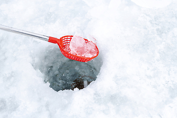 포토 JPG 주간 겨울 이벤트 사람없음 야외 얼음 축제 도구 구멍 강원도 빙판 얼음낚시 지역축제 국내포토 자연요소 계절 낚시 한국 파일형식