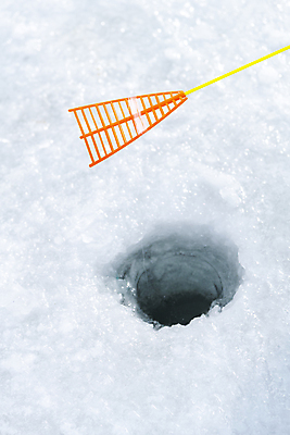 포토 JPG 주간 겨울 이벤트 사람없음 야외 얼음 축제 구멍 낚싯대 강원도 빙판 얼음낚시 지역축제 국내포토 자연요소 계절 낚시 한국 낚시용품 파일형식