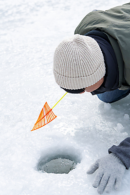 포토 JPG 주간 응시 남자 엎드리기 겨울 낚시 한명 들기 이벤트 상반신 성인 야외 옆모습 뒷모습 30대 얼음 축제 한국인 구멍 낚싯대 강원도 빙판 얼음낚시 송어축제 성인남자한명만 지역축제 국내포토 자연요소 1 시선 계절 뷰포인트 모션 레저 한국 사람 동양인 장년 낚시용품 남자한명만 성인남자만 파일형식