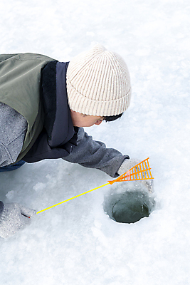 포토 JPG 주간 응시 남자 엎드리기 겨울 한명 들기 이벤트 상반신 성인 야외 옆모습 30대 얼음 축제 한국인 구멍 낚싯대 강원도 빙판 얼음낚시 송어축제 성인남자한명만 지역축제 국내포토 자연요소 1 시선 계절 뷰포인트 모션 낚시 한국 사람 동양인 장년 낚시용품 남자한명만 성인남자만 파일형식