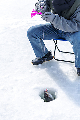 포토 JPG 주간 전신 남자 겨울 의자 한명 들기 앉기 이벤트 성인 야외 앞모습 30대 얼음 축제 한국인 구멍 낚싯대 강원도 빙판 얼음낚시 송어 송어축제 성인남자한명만 지역축제 국내포토 자연요소 1 계절 뷰포인트 가구 모션 낚시 한국 어류 사람 동양인 장년 낚시용품 남자한명만 성인남자만 파일형식