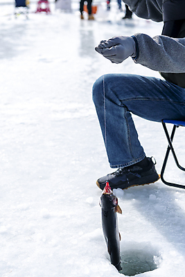 포토 JPG 주간 남자 겨울 의자 한명 들기 앉기 이벤트 성인 야외 앞모습 30대 얼음 축제 한국인 하반신 구멍 낚싯대 강원도 빙판 얼음낚시 송어 송어축제 성인남자한명만 지역축제 국내포토 자연요소 1 계절 뷰포인트 가구 모션 낚시 한국 어류 사람 동양인 장년 낚시용품 남자한명만 성인남자만 파일형식