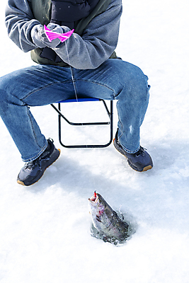 포토 JPG 주간 전신 남자 겨울 의자 한명 들기 앉기 이벤트 성인 야외 앞모습 30대 얼음 축제 한국인 구멍 낚싯대 강원도 빙판 얼음낚시 송어 송어축제 성인남자한명만 지역축제 국내포토 자연요소 1 계절 뷰포인트 가구 모션 낚시 한국 어류 사람 동양인 장년 낚시용품 남자한명만 성인남자만 파일형식