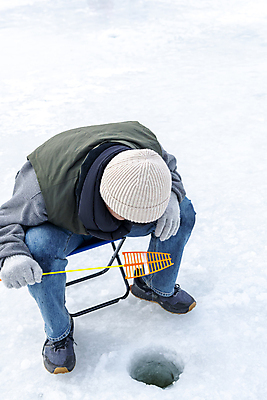 포토 JPG 주간 전신 응시 남자 겨울 허리숙이기 한명 들기 앉기 이벤트 성인 야외 앞모습 30대 얼음 축제 한국인 구멍 낚싯대 강원도 빙판 얼음낚시 송어축제 성인남자한명만 지역축제 국내포토 자연요소 1 시선 계절 뷰포인트 모션 낚시 한국 숙이기 사람 동양인 장년 낚시용품 남자한명만 성인남자만 파일형식