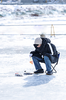 포토 JPG 주간 전신 응시 남자 겨울 의자 한명 들기 앉기 이벤트 성인 야외 옆모습 아웃포커스 30대 얼음 축제 한국인 구멍 낚싯대 강원도 빙판 얼음낚시 송어 송어축제 성인남자한명만 지역축제 국내포토 자연요소 1 시선 계절 뷰포인트 가구 모션 낚시 한국 촬영기법 어류 사람 동양인 장년 낚시용품 남자한명만 성인남자만 파일형식