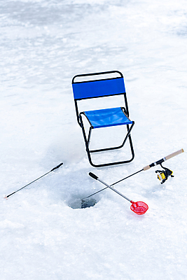 포토 JPG 주간 겨울 의자 이벤트 사람없음 야외 얼음 축제 도구 구멍 강원도 빙판 얼음낚시 송어축제 지역축제 국내포토 자연요소 계절 가구 낚시 한국 파일형식