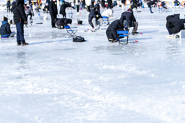 포토 JPG 주간 겨울 이벤트 여러명 야외 얼음 축제 군중 강원도 빙판 얼음낚시 송어축제 지역축제 국내포토 자연요소 계절 다수 낚시 한국 사람 파일형식