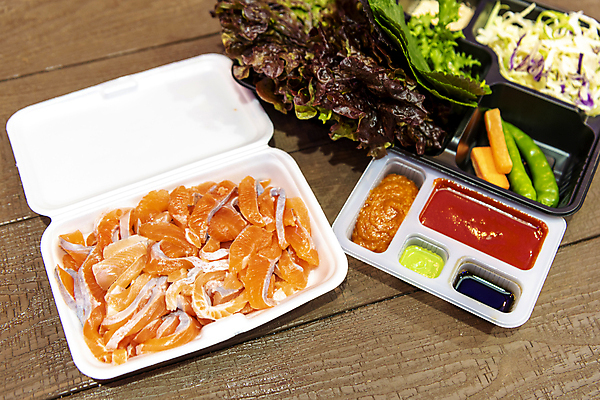 포토 JPG 사람없음 회 소스 나무탁자 송어 쌈채소 송어회 국내포토 음식 채소 탁자 어류 생선회 양념 파일형식