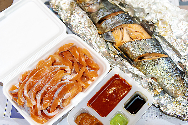 포토 JPG 주간 사람없음 야외 소스 생선구이 송어 화로구이 송어회 국내포토 자연요소 어류 생선회 양념 구이 생선요리 파일형식