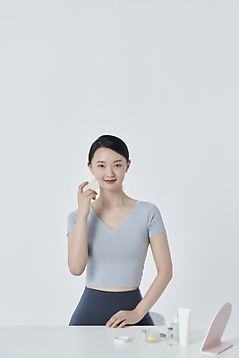 포토 JPG 스튜디오촬영 라이프스타일 응시 여자 한명 미소 들기 상반신 20대 성인 앞모습 뷰티 한국인 마사지 피부관리 자기관리 성인여자한명만 문지르기 괄사 국내포토 1 시선 뷰포인트 모션 실내 표정 사람 동양인 청년 생활 여자한명만 성인여자만 파일형식