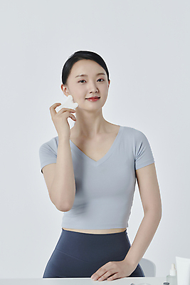 포토 JPG 스튜디오촬영 라이프스타일 여자 한명 들기 상반신 20대 성인 앞모습 뷰티 한국인 마사지 피부관리 자기관리 성인여자한명만 문지르기 괄사 국내포토 1 뷰포인트 모션 실내 사람 동양인 청년 생활 여자한명만 성인여자만 파일형식