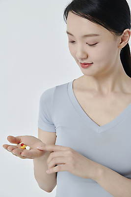 포토 JPG 스튜디오촬영 라이프스타일 응시 여자 한명 근접촬영 상반신 20대 성인 앞모습 뷰티 알약 한국인 영양제 자기관리 성인여자한명만 국내포토 1 시선 뷰포인트 실내 사람 동양인 청년 생활 약 여자한명만 성인여자만 파일형식