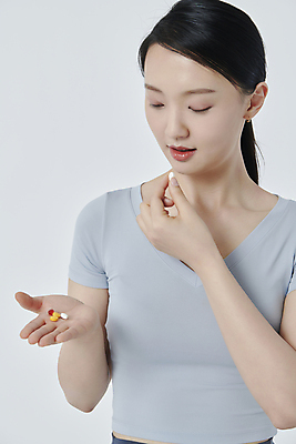 포토 JPG 스튜디오촬영 라이프스타일 응시 여자 한명 근접촬영 상반신 20대 성인 옆모습 뷰티 알약 한국인 먹기 영양제 자기관리 성인여자한명만 국내포토 1 시선 뷰포인트 모션 실내 사람 동양인 청년 생활 약 여자한명만 성인여자만 파일형식