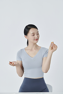 포토 JPG 스튜디오촬영 라이프스타일 응시 여자 한명 미소 들기 상반신 20대 성인 앞모습 뷰티 알약 한국인 영양제 자기관리 성인여자한명만 국내포토 1 시선 뷰포인트 모션 실내 표정 사람 동양인 청년 생활 약 여자한명만 성인여자만 파일형식