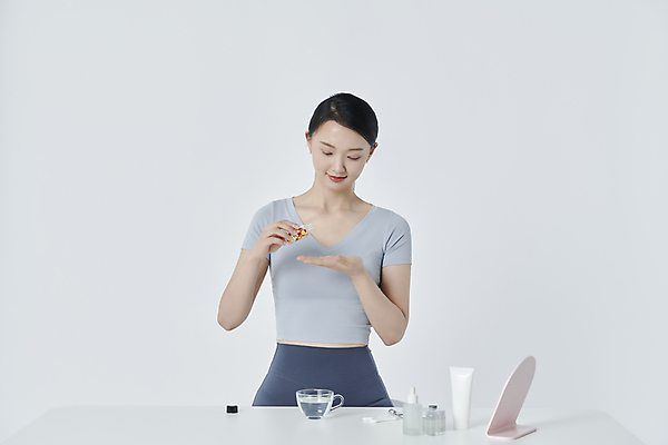 포토 JPG 스튜디오촬영 라이프스타일 응시 여자 한명 들기 상반신 20대 성인 앞모습 뷰티 알약 한국인 붓기 영양제 자기관리 성인여자한명만 국내포토 1 시선 뷰포인트 모션 실내 사람 동양인 청년 생활 약 여자한명만 성인여자만 파일형식