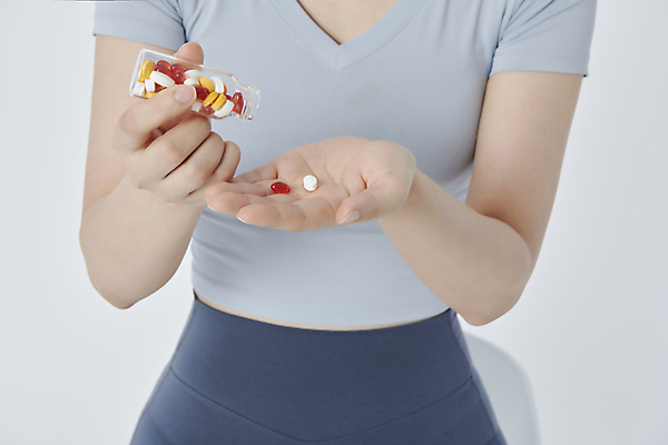 포토 JPG 스튜디오촬영 라이프스타일 손 여자 한명 들기 근접촬영 상반신 20대 성인 뷰티 알약 한국인 붓기 영양제 자기관리 성인여자한명만 국내포토 1 뷰포인트 모션 실내 사람 동양인 청년 생활 신체부위 약 여자한명만 성인여자만 파일형식