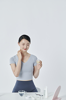 포토 JPG 스튜디오촬영 라이프스타일 응시 여자 한명 들기 상반신 20대 성인 앞모습 뷰티 한국인 마사지 피부관리 바르기 수분크림 자기관리 성인여자한명만 괄사 국내포토 1 시선 뷰포인트 모션 실내 사람 동양인 청년 생활 화장품 여자한명만 성인여자만 파일형식