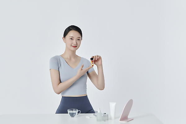 포토 JPG 스튜디오촬영 라이프스타일 응시 여자 한명 미소 들기 상반신 20대 성인 앞모습 뷰티 알약 한국인 영양제 자기관리 성인여자한명만 국내포토 1 시선 뷰포인트 모션 실내 표정 사람 동양인 청년 생활 약 여자한명만 성인여자만 파일형식