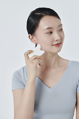 포토 JPG 스튜디오촬영 라이프스타일 여자 한명 들기 근접촬영 상반신 20대 성인 앞모습 뷰티 한국인 마사지 피부관리 자기관리 성인여자한명만 문지르기 괄사 국내포토 1 뷰포인트 모션 실내 사람 동양인 청년 생활 여자한명만 성인여자만 파일형식