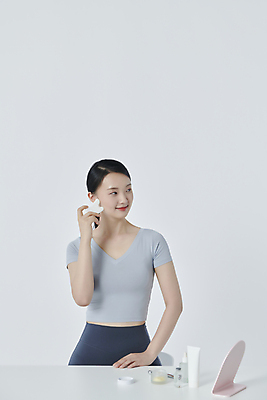 포토 JPG 스튜디오촬영 라이프스타일 응시 여자 한명 들기 상반신 20대 성인 앞모습 뷰티 한국인 마사지 피부관리 자기관리 성인여자한명만 문지르기 괄사 국내포토 1 시선 뷰포인트 모션 실내 사람 동양인 청년 생활 여자한명만 성인여자만 파일형식