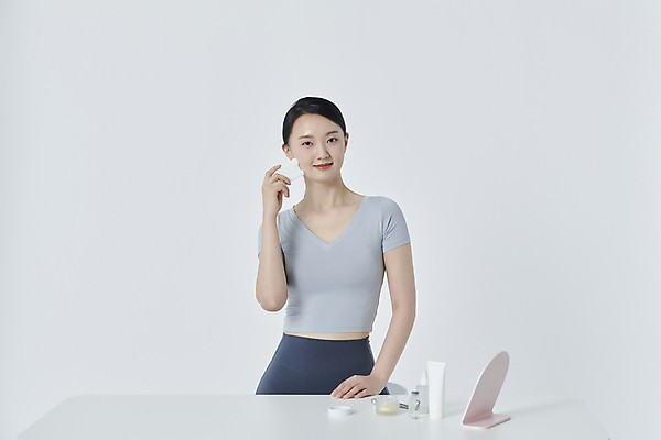 포토 JPG 스튜디오촬영 라이프스타일 여자 한명 미소 들기 상반신 20대 성인 앞모습 뷰티 한국인 마사지 피부관리 자기관리 성인여자한명만 문지르기 괄사 국내포토 1 뷰포인트 모션 실내 표정 사람 동양인 청년 생활 여자한명만 성인여자만 파일형식