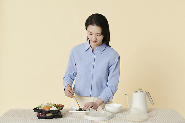 포토 JPG 스튜디오촬영 라이프스타일 여자 건강 한명 상반신 20대 성인 앞모습 건강관리 한국인 잡기 월남쌈 자기관리 젓가락질 성인여자한명만 혼족 식단관리 밀키트 국내포토 1 뷰포인트 식재료 젓가락 모션 실내 관리 사람 동양인 손짓 청년 생활 베트남음식 싱글라이프 여자한명만 성인여자만 파일형식