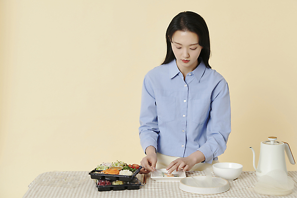 포토 JPG 스튜디오촬영 라이프스타일 여자 건강 한명 상반신 20대 성인 앞모습 건강관리 한국인 잡기 라이스페이퍼 월남쌈 자기관리 성인여자한명만 혼족 식단관리 밀키트 국내포토 1 뷰포인트 식재료 모션 실내 관리 사람 동양인 청년 생활 베트남음식 싱글라이프 여자한명만 성인여자만 파일형식