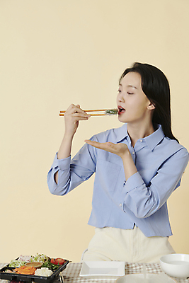 포토 JPG 스튜디오촬영 라이프스타일 여자 젓가락 건강 한명 들기 상반신 20대 성인 앞모습 옆모습 건강관리 한국인 먹기 월남쌈 자기관리 성인여자한명만 혼족 식단관리 밀키트 국내포토 1 뷰포인트 식재료 모션 수저 실내 관리 사람 동양인 청년 생활 베트남음식 싱글라이프 여자한명만 성인여자만 파일형식