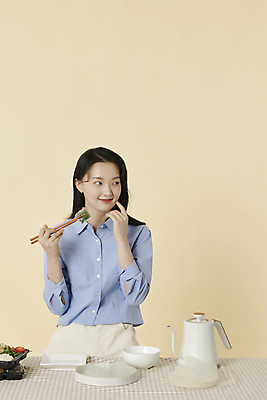 포토 JPG 스튜디오촬영 라이프스타일 응시 여자 젓가락 건강 한명 들기 상반신 20대 성인 앞모습 건강관리 한국인 월남쌈 자기관리 성인여자한명만 혼족 식단관리 밀키트 국내포토 1 시선 뷰포인트 식재료 모션 수저 실내 관리 사람 동양인 청년 생활 베트남음식 싱글라이프 여자한명만 성인여자만 파일형식