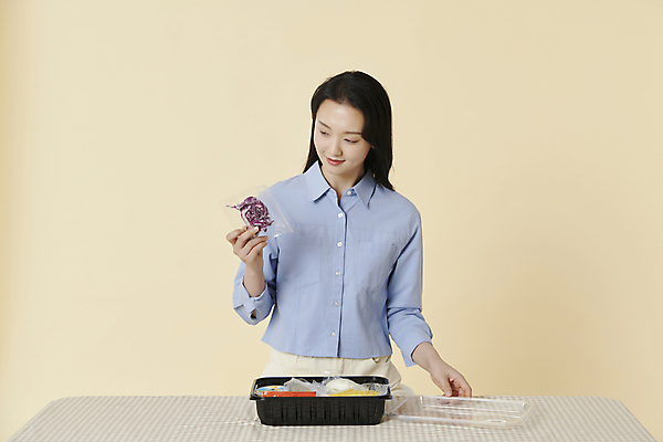 포토 JPG 스튜디오촬영 라이프스타일 응시 여자 건강 한명 들기 상반신 20대 성인 앞모습 건강관리 한국인 월남쌈 자기관리 성인여자한명만 혼족 식단관리 밀키트 국내포토 1 시선 뷰포인트 식재료 모션 실내 관리 사람 동양인 청년 생활 베트남음식 싱글라이프 여자한명만 성인여자만 파일형식