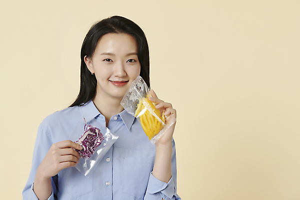 포토 JPG 스튜디오촬영 라이프스타일 여자 건강 한명 미소 들기 상반신 20대 성인 앞모습 건강관리 한국인 월남쌈 자기관리 성인여자한명만 혼족 식단관리 밀키트 국내포토 1 뷰포인트 식재료 모션 실내 표정 관리 사람 동양인 청년 생활 베트남음식 싱글라이프 여자한명만 성인여자만 파일형식