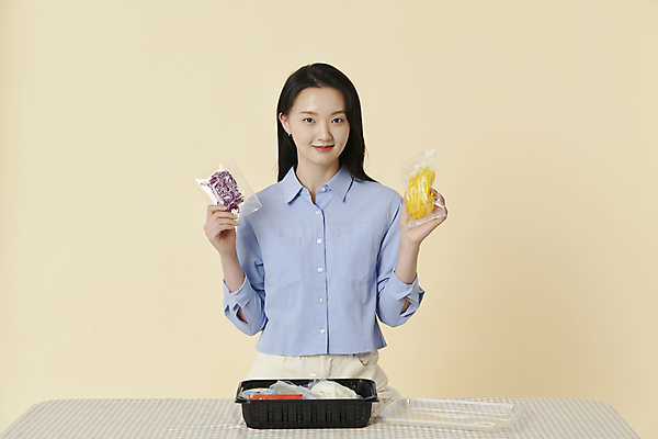 포토 JPG 스튜디오촬영 라이프스타일 여자 건강 한명 들기 상반신 20대 성인 앞모습 건강관리 한국인 자기관리 성인여자한명만 혼족 식단관리 밀키트 국내포토 1 뷰포인트 식재료 모션 실내 관리 사람 동양인 청년 생활 싱글라이프 여자한명만 성인여자만 파일형식