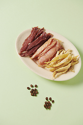 포토 JPG 스튜디오촬영 건조 사람없음 먹이 오브젝트 개발자국 애견간식 육포 영양_영양소 펫푸드 국내포토 실내 발자국 애견용품 영양소 파일형식