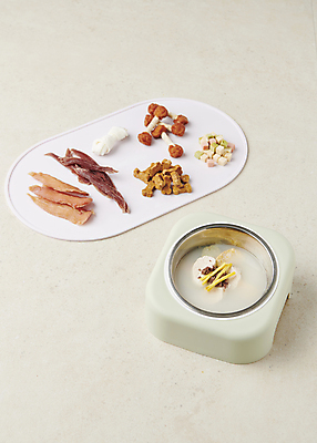 포토 JPG 스튜디오촬영 사람없음 먹이 오브젝트 떡국 애견간식 영양_영양소 펫푸드 국내포토 한식 실내 전통음식 애견용품 영양소 파일형식