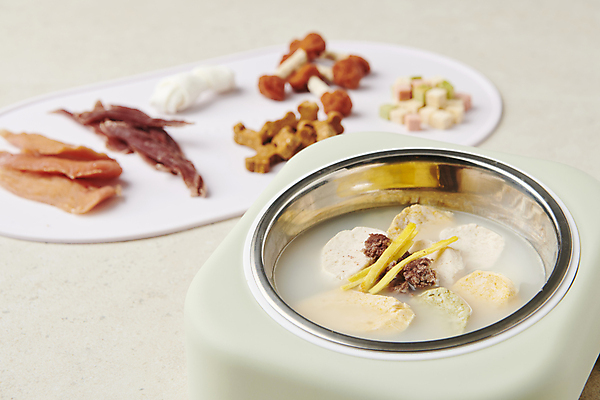 포토 JPG 스튜디오촬영 사람없음 아웃포커스 먹이 오브젝트 떡국 애견간식 영양_영양소 펫푸드 국내포토 한식 촬영기법 실내 전통음식 애견용품 영양소 파일형식