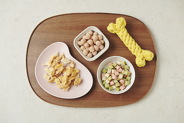 포토 JPG 스튜디오촬영 사람없음 하이앵글 장난감 먹이 오브젝트 애견간식 영양_영양소 펫푸드 국내포토 뷰포인트 실내 애견용품 영양소 파일형식