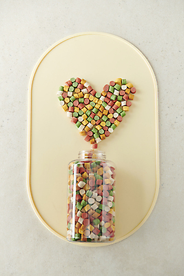 포토 JPG 스튜디오촬영 사람없음 하이앵글 하트 먹이 오브젝트 쏟아짐 애견간식 영양_영양소 펫푸드 국내포토 모양 뷰포인트 모션 실내 애견용품 영양소 파일형식